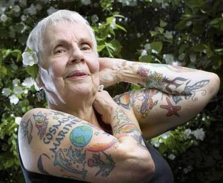 Татуированные женщины в возрасте